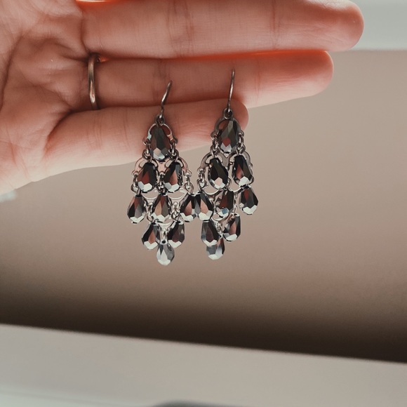🆕 Charcoal Gray Chandelier Earrings - Picture 2 of 2